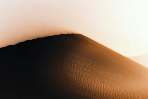 Curva suave de una duna de arena