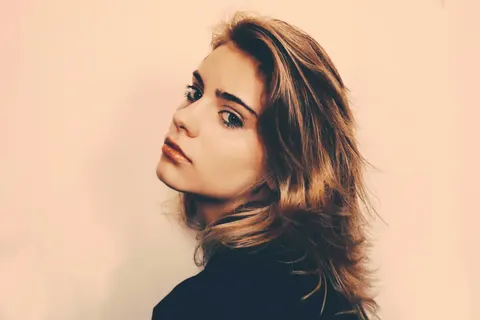 Retrato de mujer sobre fondo claro