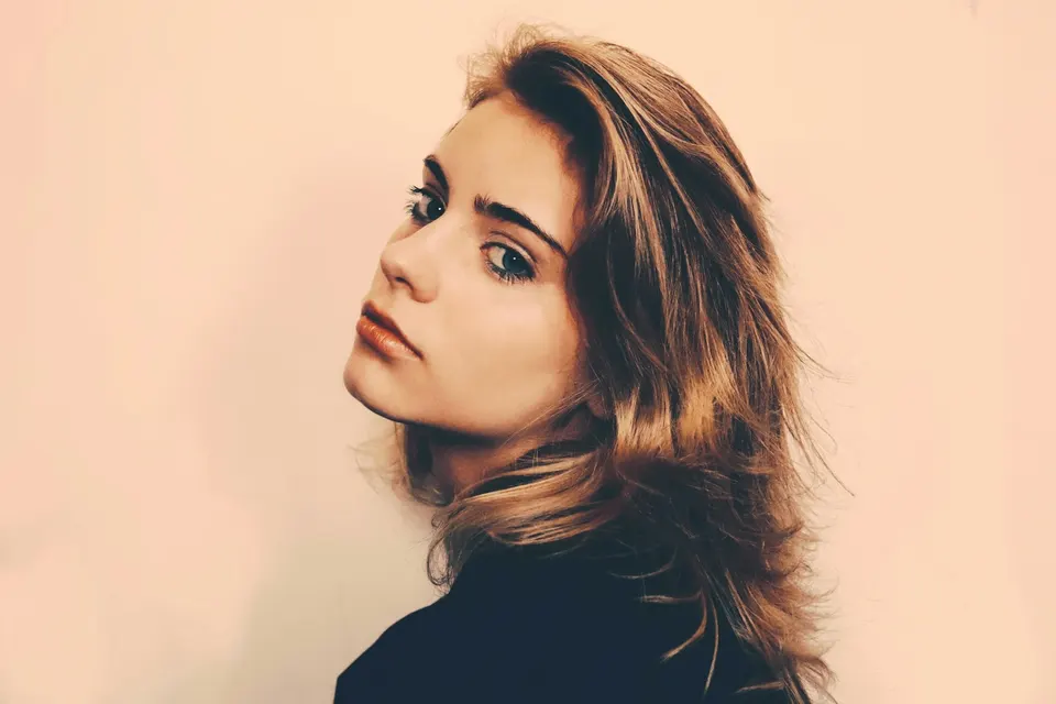 Retrato de mujer sobre fondo claro
