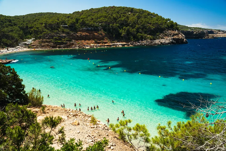 Cala de aguas turquesas en Ibiza
