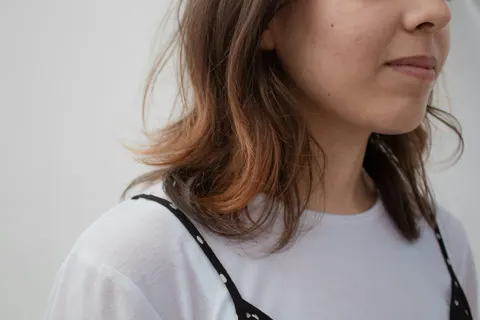 Mujer de perfil con luz natural