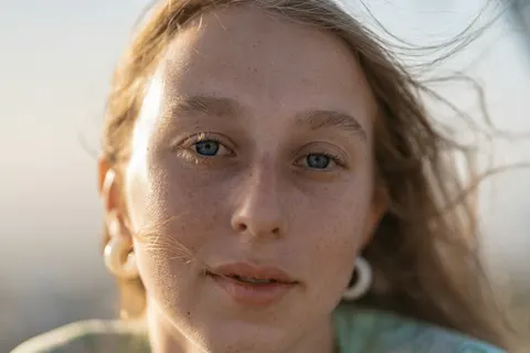Rostro de mujer con mirada serena y luz suave