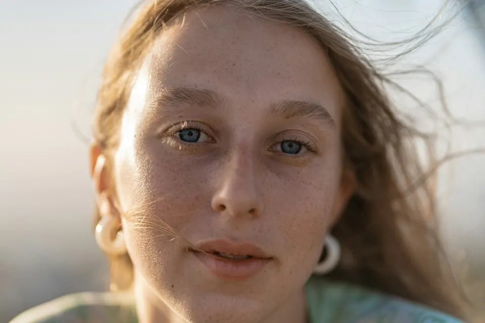 Rostro de mujer con mirada serena y luz suave