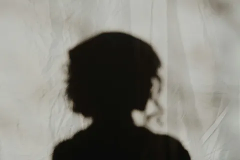 Silueta en sombra sobre tela clara