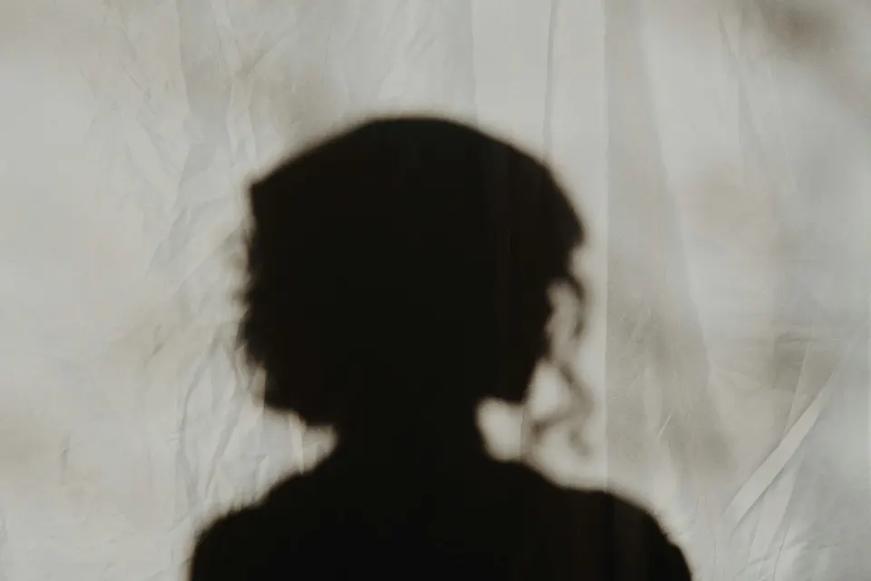 Silueta en sombra sobre tela clara
