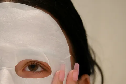 Mujer con mascarilla facial de tela