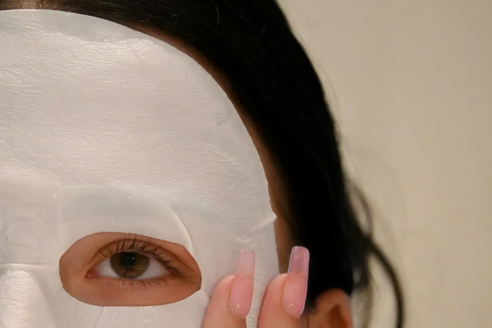 Mujer con mascarilla facial de tela