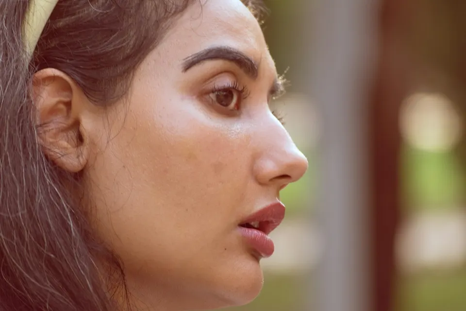 Perfil de mujer con luz suave